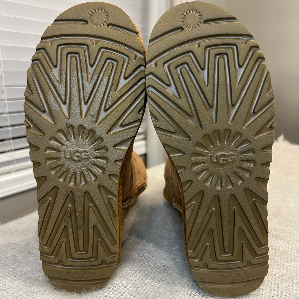 UGG Bailey Button 2 - Picture 12 of 15